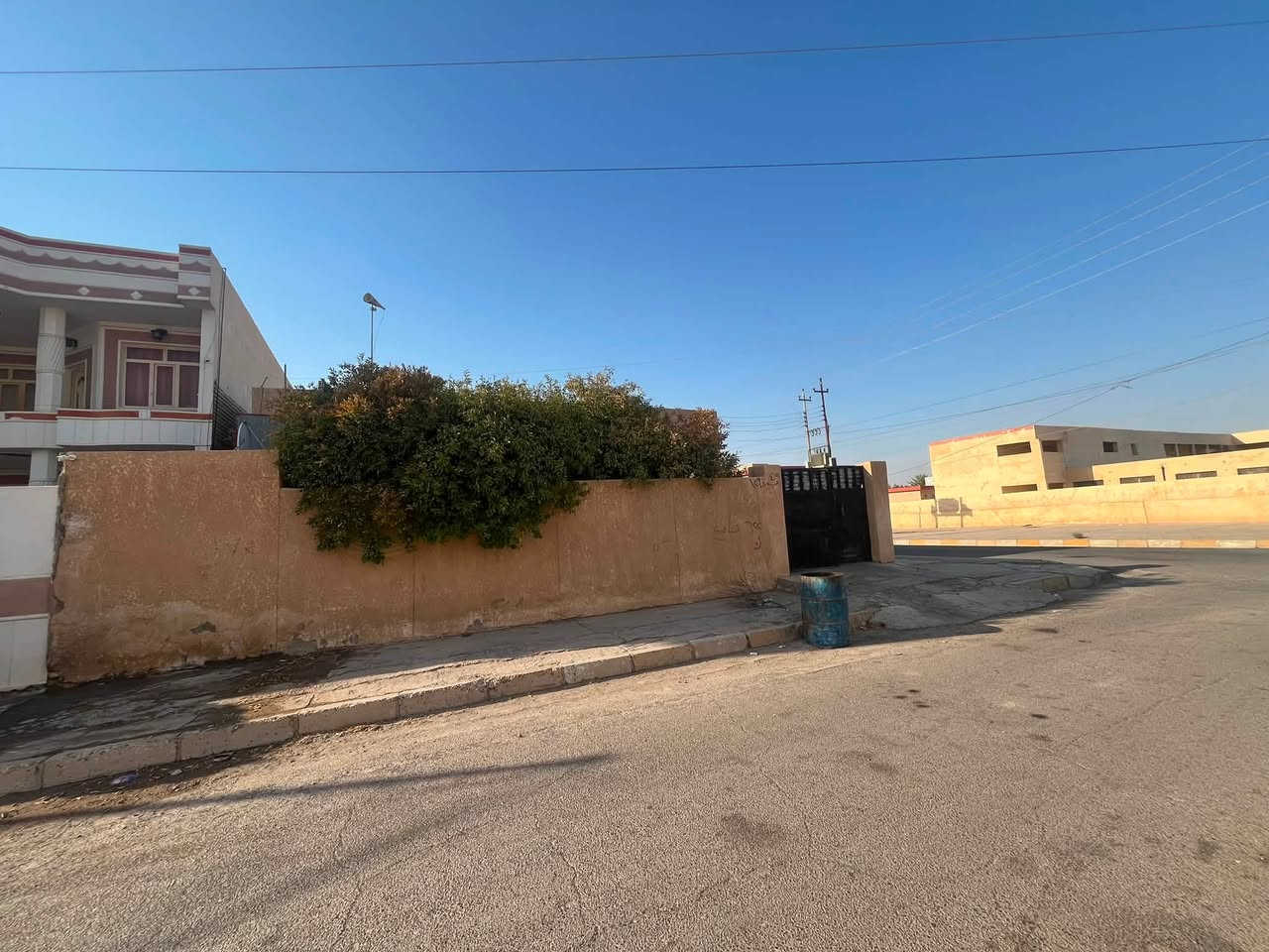 السلام عليكم
دار للبيع ركن 

المساحة 369متر بالطابو

 والارض بطحية وصادة على كركوك واكو بي فضلة يطلع بواقع الحال 374 

واجهة البيت 26متر على شارع 20 والنزال 14متر داخل الفرع 

العنوان: تكريت حي المعلمين 
قرب جامع الحفيظ 

ومقابل ثلاث مدارس ابتدائية ومتوسطة وثانوية 
وقريب من مستوصف الرازي الصحي وقريب جداً من شارع الاربعين قرب فندق تكريت بلازا 

للأستفسار الاتصال على الرقم 

***********
الماسنجر متوقف عندي استقبل اتصالات فقط
