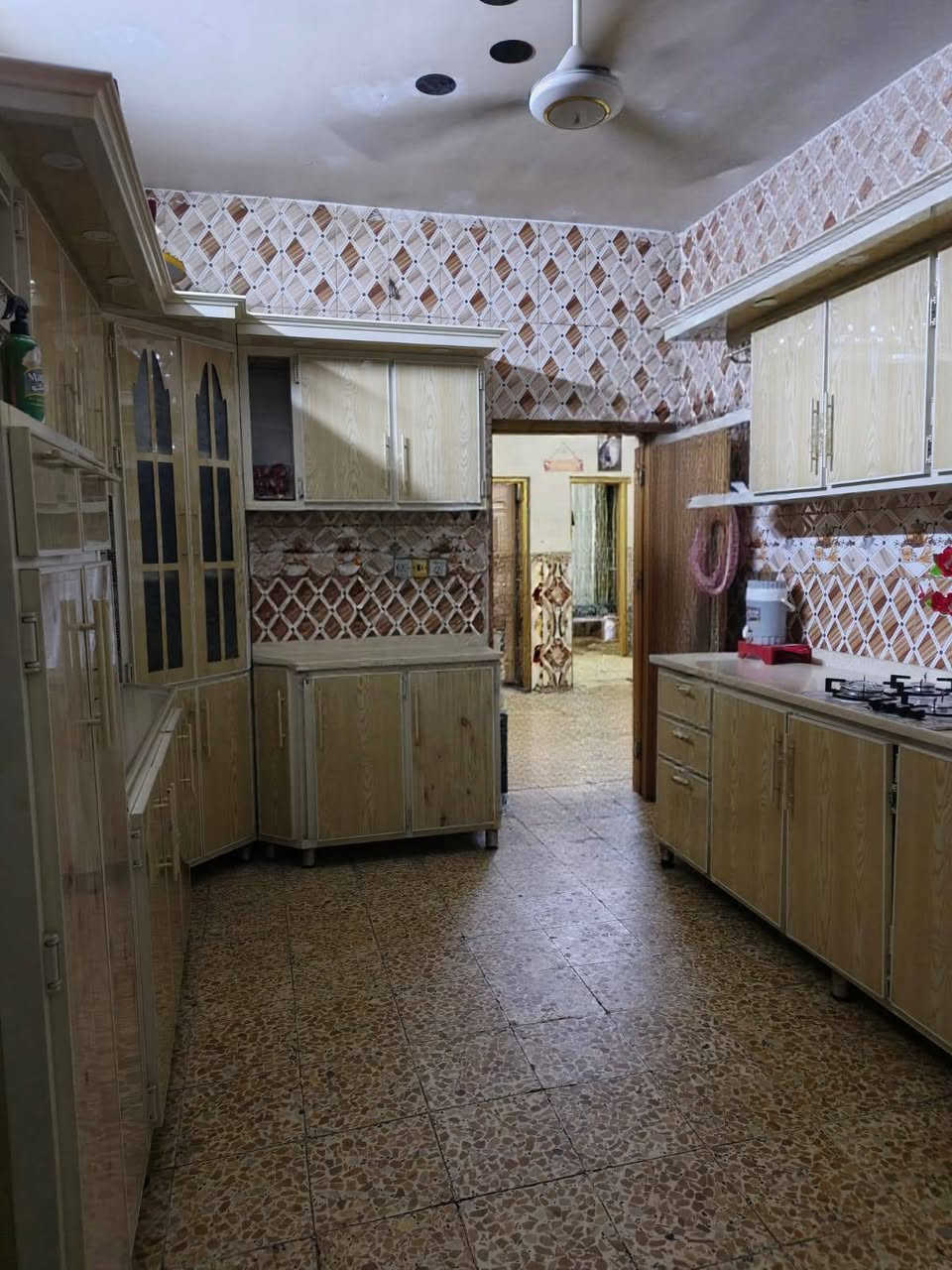 دار للبيع مساحة 150 طابو صرف يتكون
الاستقبال 7×3 ونص 
المطبخ 5×3 ونص 
الصالة 3 ونص ×7 ونص 
الغرفة الأولى 5×3 ونص 
الغرفة الثانية سويت 5×3 ونص 
ترك على طول البناء 

العنوان بغداد حي النصر قرب جامع الظفيري ثاني فرع على اليمين 

رقم صاحب الدار ***********
