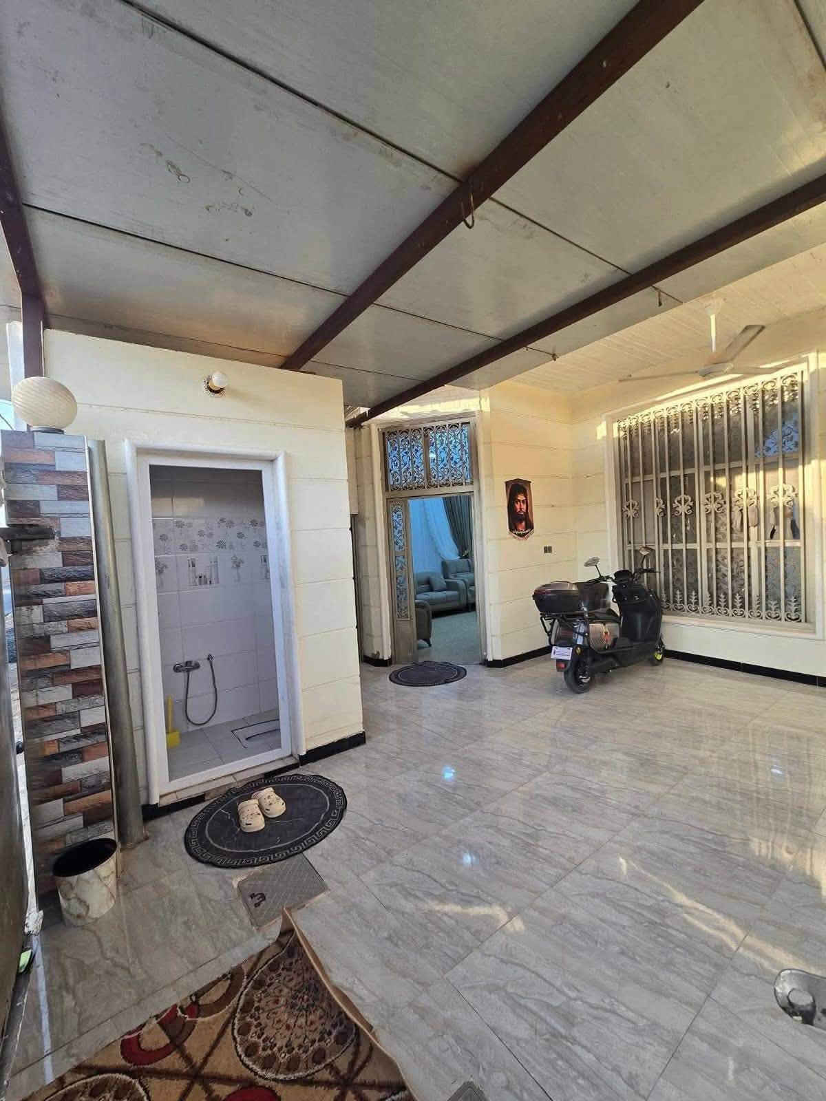 بيت  البيع  زراعي سند 25
العنوان التقيه الثالثه  مقابيل  حسينيه باب 🚪  الحواج                    ساحه التوديع شارع 10

المساحه 200 متر البيت ركن شارع شارع ملعب الخماسي
 مربع 
الواجهه 10
النزال 20 
البيت  طابقين 
غرفتين 
استقبال
صاله 
مطبخ 
مجمعات صحيه طابقين
واتساب  مراجعه مكتب 🏢 العاصمة للعقارات والمقاولات العامه العنوان الديوانية ام الخيل ساحه الاحتفالات قرب البلديه الجديده
