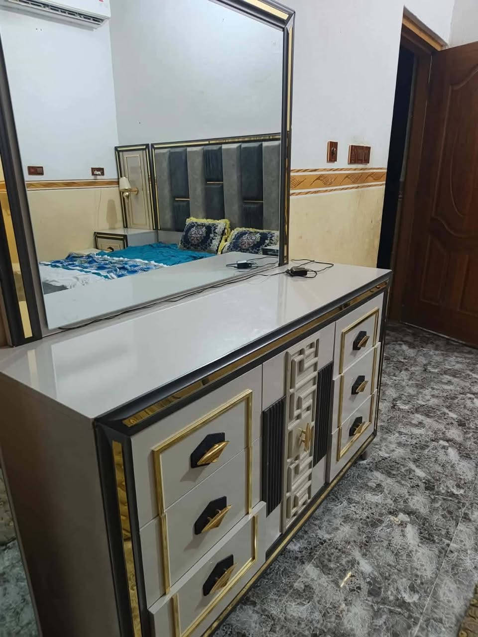 🏠 بيتك يستاهل الاحلى 🏠للحجز راسلني واتس ***********
وصلتنا غرفة نوم تركي 9 قطع
90/💯 نظافة وشغل مرتب يفتح النفس

 متكاملة يعني ماتحتاجين شي بعد
راحة + اناقة + خامة تعيش وياك سنين
عنوان الرزق: 
بغداد الجديدة - مجمع الرحمة
معرض مرتضى جوني
ربي يرزقنا ويرزقكم 🙏
