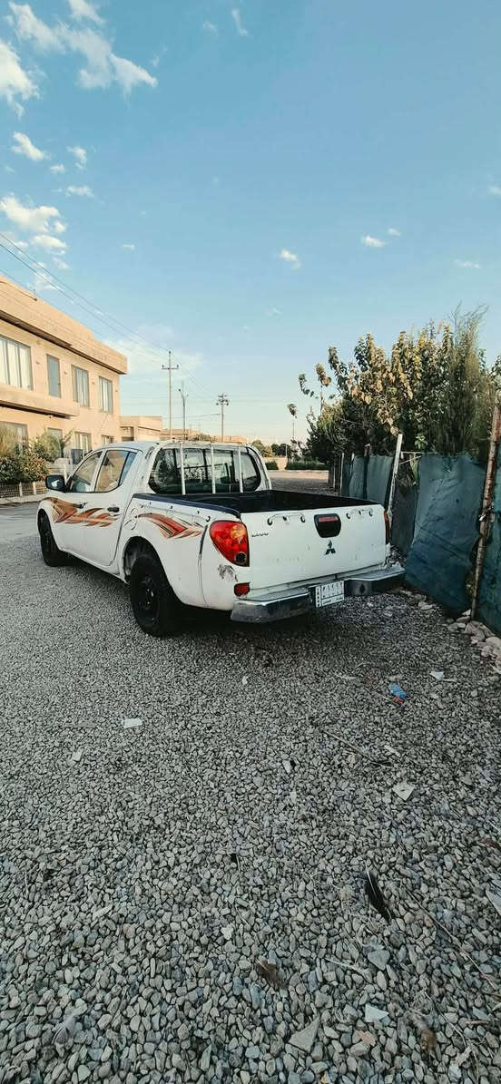 قەزافی بڕاوە بڕاوە 2007/11
بێ بۆیاخ 
بێ دەعم و لێدراوە 
سەیارەکە کامل مەسرەفەو جاهیزە 
چوار تایەی لۆکی لەسەرە 
بێتەقەو رەقیە 
ماڵی دۆستە 
44$مەعمەلەیە برایانە 
***********
