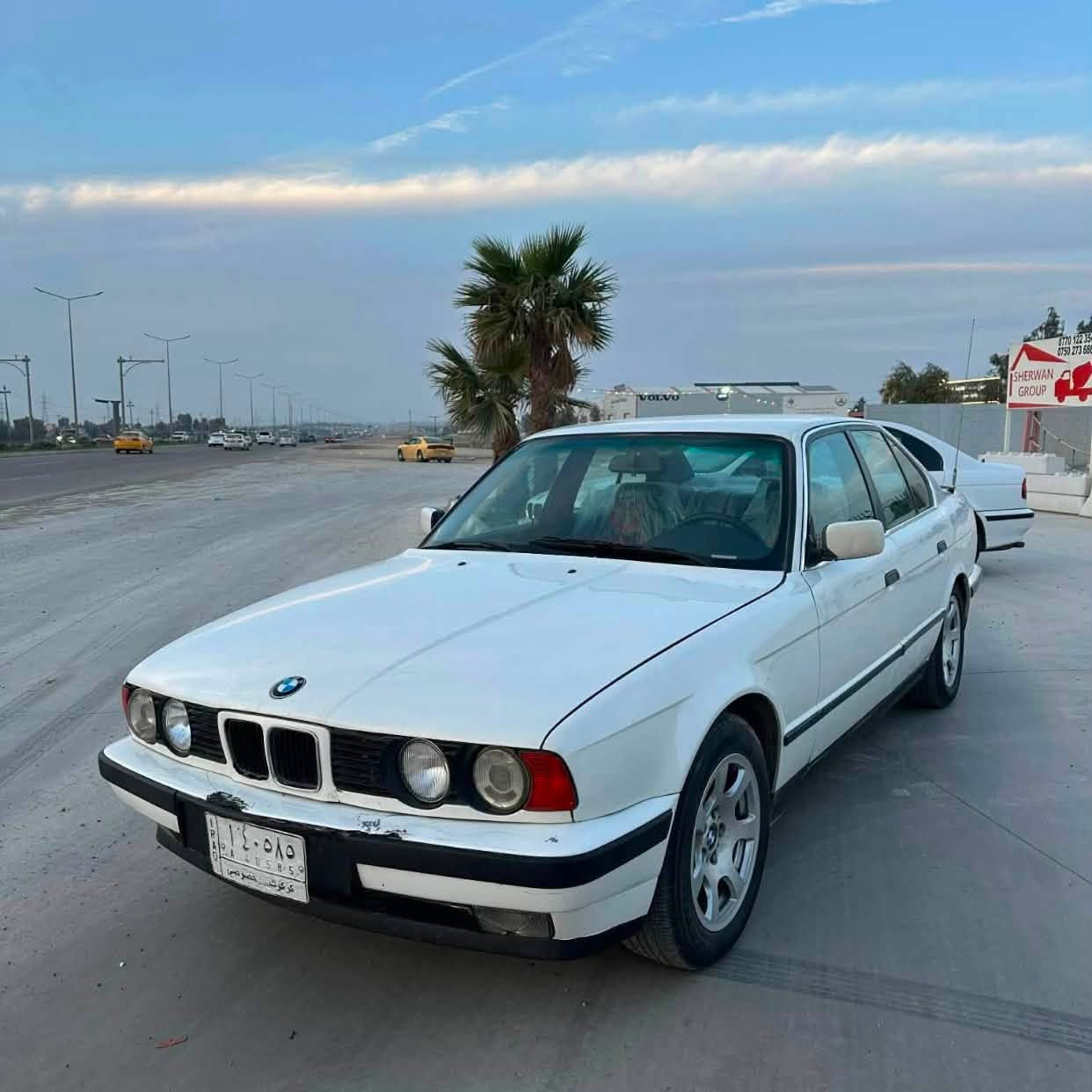 سلام عليكم bmw 525i موديل 1991 كير اوتو كير ومحرك شرط سياره حلوه و مرتبه تبريد تدفيه شغال سياره بي ضربه جاملغ امامي دواخله مرتبه رقم كركوك عضم عاج شرط تحويل  دفتر بانزين هم موجوده و عليها 300 الف غرامه انزلك من سعره كهربائيات كامل شغال بدون نقص سياره وسعره مناسب شراي يخابر و يدلل سعره 40 وبي مجال حك جيه *********** مكاني كركوك

