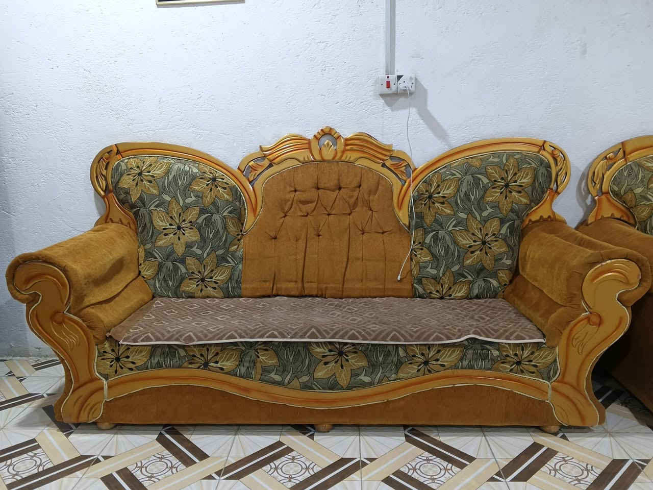 سلام عليكم طقم قنفات ملكي تزكام 10مقاعد نضاف سعرهن 250  وبيهن مجال عنوان بصرة الاستفسار على ***********
