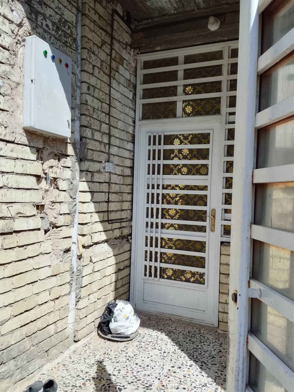 السلام عليكم بيت للبيع مساحه ١٢٠ متر طابق واحد سند٢٥ اصولي البيت نهايه حي أور منطقه الغرير يحتوي على استقبال وحولي كبير وغرفه نوم ١ ترك عدد٢ ومدخلين للاستقبال وللحولي بيت جديد طابوق بناء درجه اولى رفت عالي عن الشارع فرع عريض كامل خدمات من مقرنص ومجاري ومي فرع ابوخميس نزله عياده الشعبيه القديمه ٧فرع سعره ٨٥وبي مجال شي قليل للاستفسار اتصال على رقم***********بيت فارغ استلام فوري
