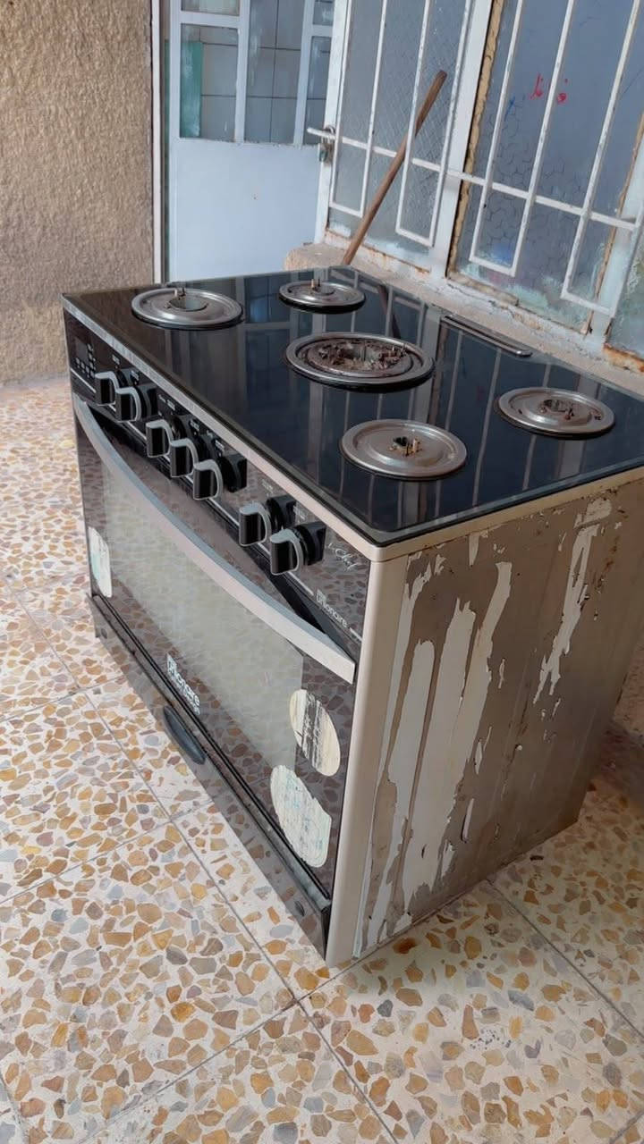 طباخ خمس عيون نظيف شغال على فحص العيون كله شغاله مع الفرن شغال سعر 250الف ***********
