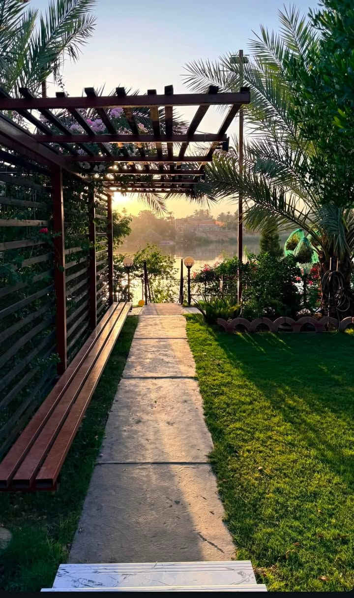 اكبر مسبح ببغداد / مزرعه مطله ع شط قرب جزيره بغداد السياحية / موثقه في تطبيق اجرلي مساحه المزرعه دونم / للحجز والاستفسار ع رقم ***********
