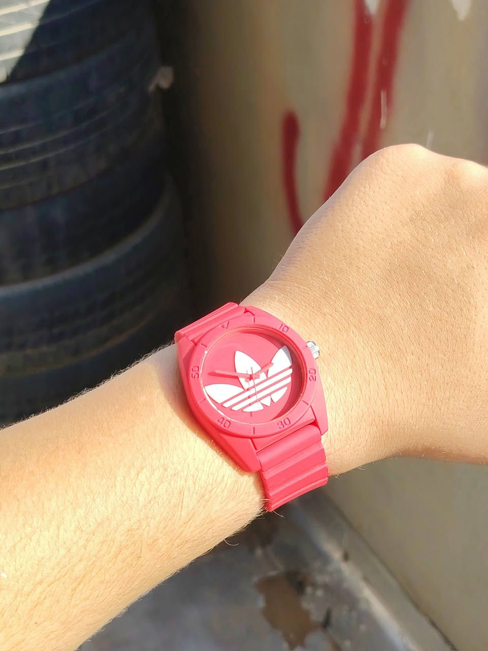 adidas ((( اصلي )))
ساعة تحفة 
النظافة ١٠٠٪
مصنعه من مادة الربر و يوجد فيه عطر جميل جدا
يُفرز عند التعرق 
القطر 44-45
السعر ( 50 )
و التوصيل مجاني 
***********

