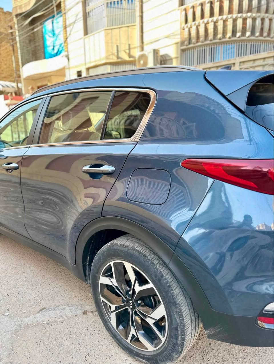 🚙 Sportage 2021 EX أمريكي
* المحرك: 2.4 لتر GDI، 4 سلندر
* القوة: 181 حصان
* العزم: 237 نيوتن.م
* القير: أوتوماتيك 6 سرعات
* الدفع: FWD أو AWD
* الجنوط: 18 إنش
* الشاشة: 8 إنش
* Apple CarPlay / Android Auto: نعم
* مكيف: أوتوماتيك ثنائي المناطق
* تشغيل: بصمة + زر تشغيل
* باب خلفي كهربائي: نعم
* مقاعد: أمامية كهربائية للسائق
* كاميرا خلفية: نعم
* حساسات أمامية وخلفية: متوفرة في EX
* نقطة عمياء: نعم
* تحذير حركة خلفية: نعم
* تحذير اصطدام أمامي مع كشف المشاة: نعم
* مساعدة البقاء على المسار: نعم
* مثبت سرعة: نعم، وSmart Cruise Control كان خيارًا.

مكاني بغداد السعر 165 
اتصال *********** بي وتساب
