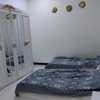 غرفه لون ابيض و ذهبي ٤ قطع مع  كنتور ٤ ابواب مع سريرين و ميز غرفه كامل...