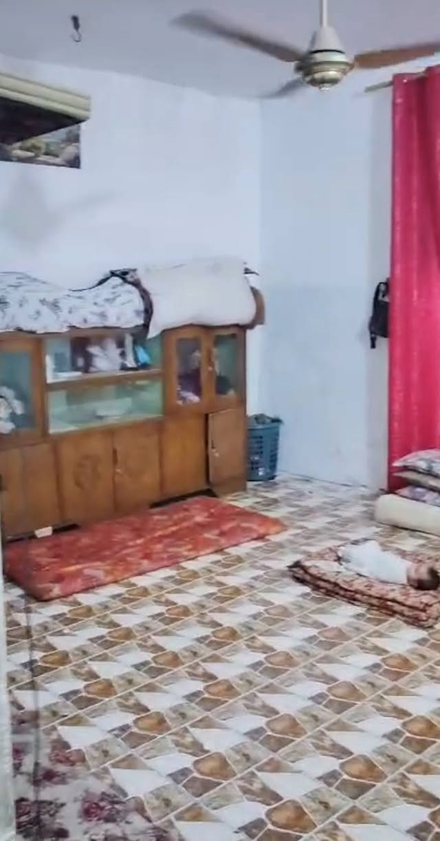 السلام عليكم بيت للبيع واقع حال بيت مرتب وجدا مناسب جاهز للسكن نوع الجنس اصلاح كافة الضمانات 2غرفه نوم صاله مطبخ صحيات خارجيه وحديقه كبيره حي الحسين قريب حي الاصدقاء مساحه 390. السعر 29وبي مجال للاستفسار اكثر ***********
