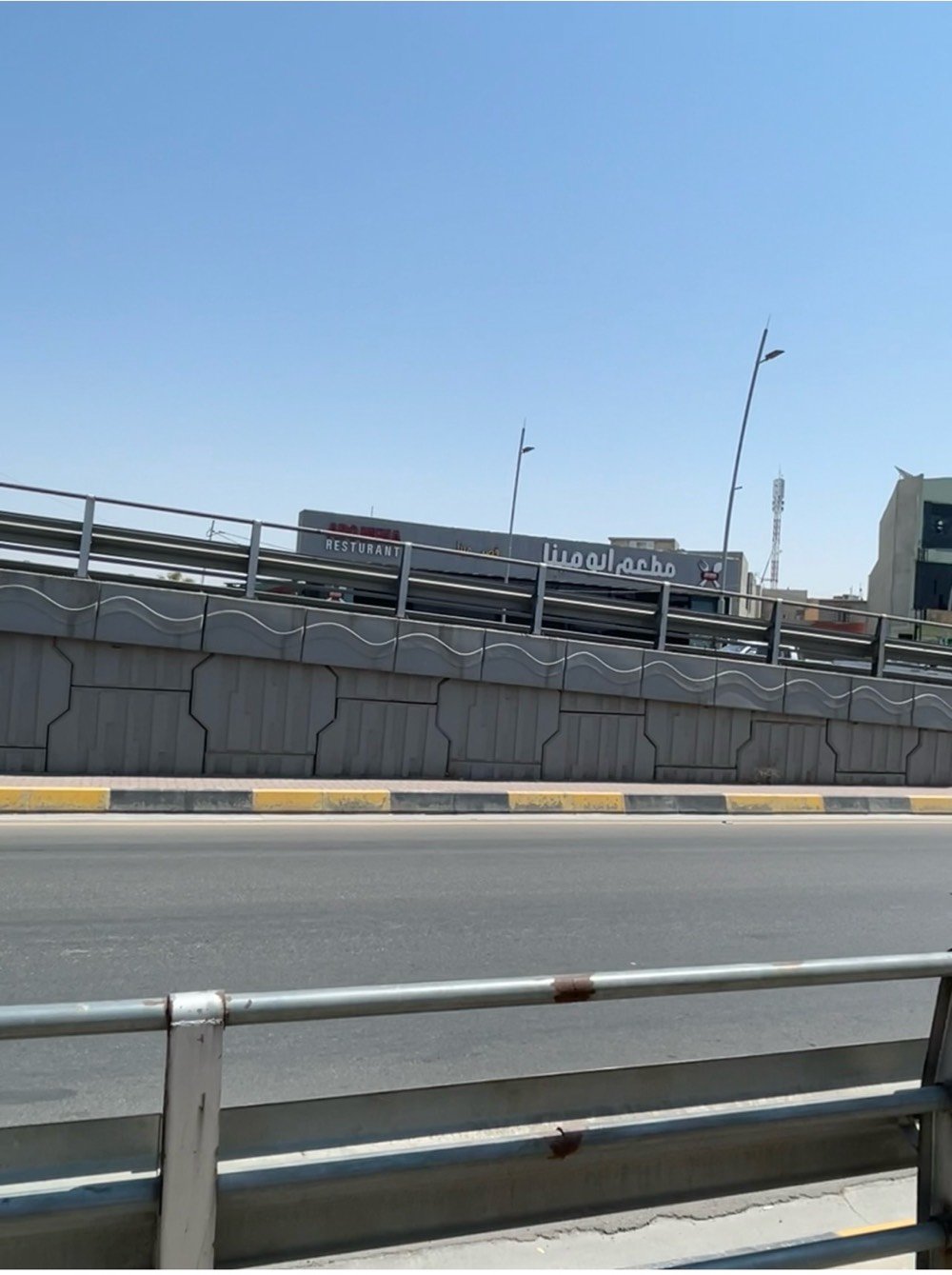 فرصة استثمارية 
دار للبيع 
موصل / حي الميثاق الشارع الرئيسي 
مقابل مجسّر الميثاق 
مساحة الدار 200 م 
واجهة 10 م 
الموقع يصلح مجمع طبي أو مركز تجاري 
اكثر استفسار الاتصال على الأرقام التأليه 
***********
***********
شكد السعر المطلوب للدار؟ وهل السعر قابل للتفاوض لو نهائي؟: 
2250 مليون للمتر قابل للتفاوض
شنو سند العقار بالضبط، وهل أوراقه كاملة وجاهزة للبيع؟: 
طابو الزهور باسم الشرعي
الدار حالتها شنو من الداخل: قديم/مجدّد، وبيها شكد غرفة ومنافع؟: 
الدار قديم بحساب ارض
مسموح استخدامها تجاري/طبي رسميًا لو فقط موقعها مناسب، وشنو أقرب نقطة معروفة إلها غير مجسّر الميثاق؟: 
يصلح مجمع طبي قرب مجسّر الميثاق