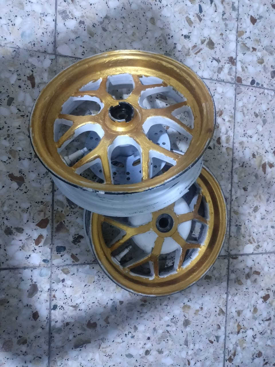 سلام عليكم وياله مال ماكس عام تجاري!!!
بيهن ضربات خفيفه متأثر موضح بل صورة لضربات
وياهن صينيه مال فج اصليه
مكاني بغداد حي جهاد 
السعر 30 وبيهن مجال
الرقم ***********
