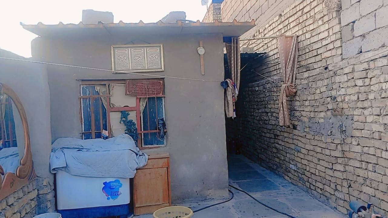 السلام عليكم بيت للبيع ج بحي السلام تجاوز جينكو فقط الغرفه الجوه ساندويش  نزال22 واجهته 4 يحتوي ع طرمه جبيره ممر خدمات مطبخ استقبال غرفه نوم مي وكهرباء وسحب وكلشي جاهز فقط البره يحتاج لبخ رح اترك رقم صاحبه بالمنشور ابو زينب  ***********

