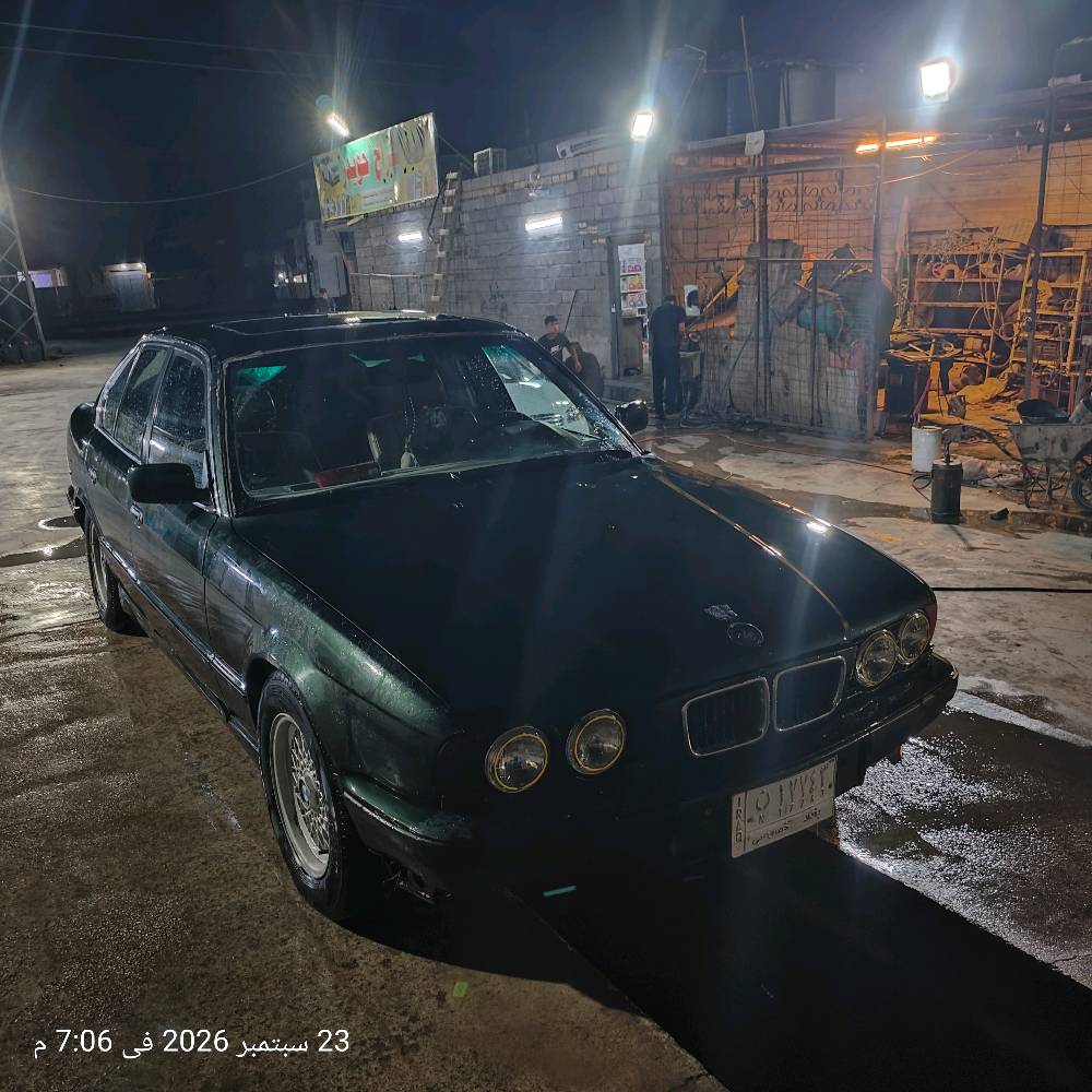 bmw 525i 
1993
اكسل ٢.٢٣ 
خطين غاز وبانزين 
داخل كريمي 
فتحة سقف السياره فول مواصفات 
السعر ٥٠ وبيها مجال 
***********