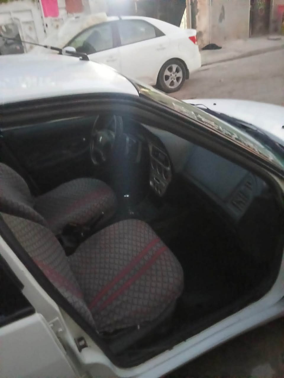 السلام عليكم بيجو لبيع 360   2001  كلشي شغال تبريد مكينه كير خير منّ الله سماعات مسجل لايتات كله شغال بسني السياره مابيه صبخ بس شويه من الجاملخ الخلفي رايده 40  وبيه مجال  لاستفسار ***********  مكاني  بغداد حي البنوك
