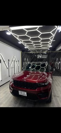 جيب موديل 2023 لون ماروني مميز فئة كراند شيروكي 5 راكب محرك 6 سلندر 36...