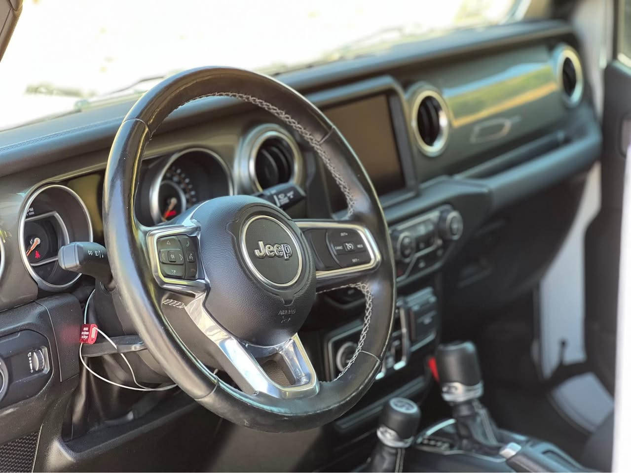Jeep Wrangler 2023 V6
جيب رانجلر ٢٠٢٣
مواصفات Sahara

مكينة ٦سلندر حجم ٣.٦لتر تنفس طبيعي
ماشية ٤٣،٠٠٠ ميل و بحالة جداً جيدة 

ضرر السيارة جاملغ خلفي صبغ فقط بدون دواخل و ايرباك
السيارة مرقمة اربيل الدولي الجديد شرط التحويل

سعر السيارة 28,000$ دفترين و ثمانين ورقة و بيها مجال للطيبين السيارة موجودة ب دهوك

ل اي استفسار عن السيارة تكدرون تتواصلون وياي 
(***********) دهوك, العراق
