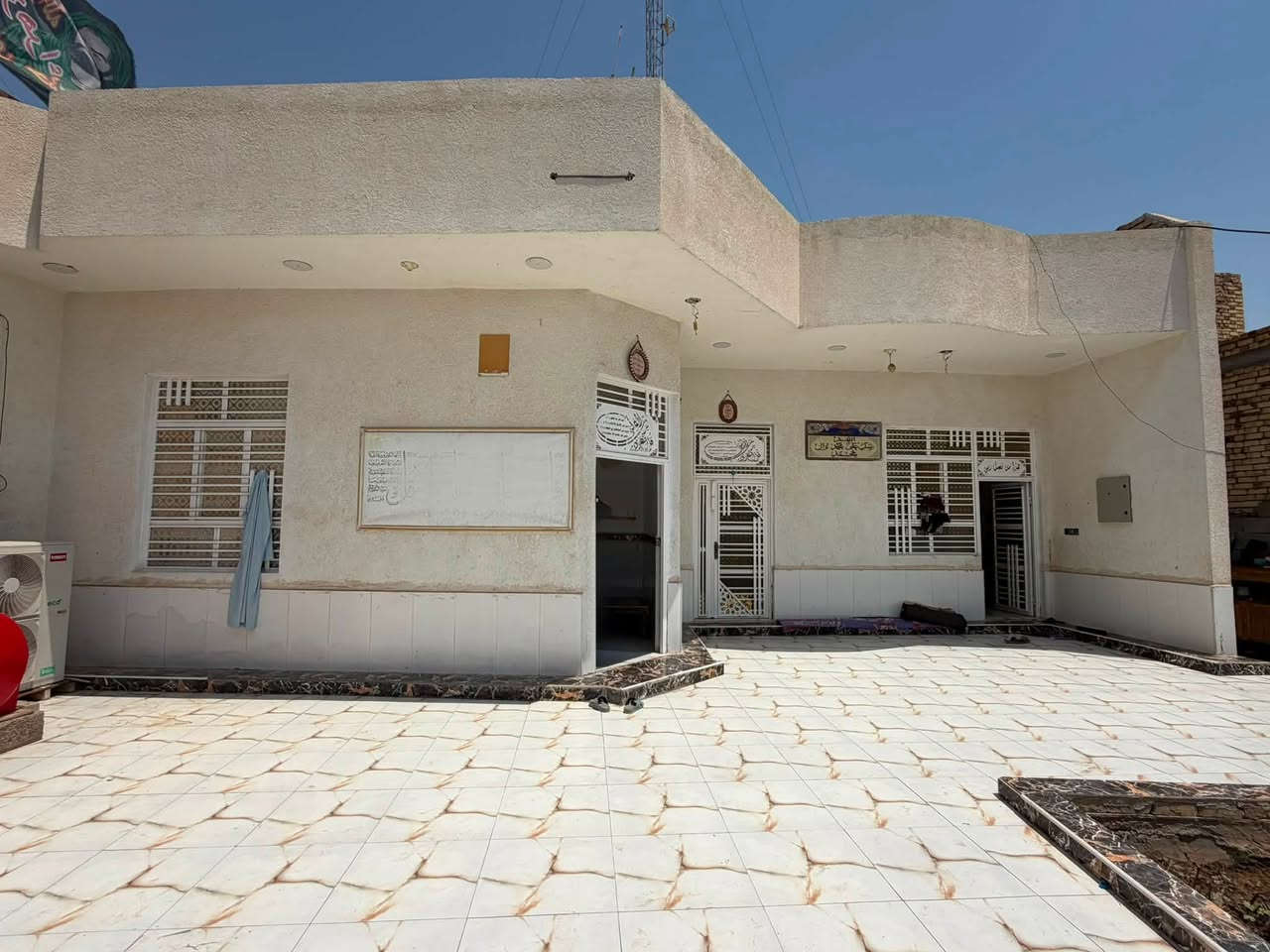 دار للبيع منطقة العباده السكنيه حي السلام كافة الخدمات المساحه 400 متر يحتوي على ثلاث غرف نوم مطبخ حار وبارد صاله واستقبال وصحيات بناء حديث سنه كامله درجه اولى وقطعه ارض بضهر البيت مساحتها 300 متر بناء حقل  
المساحه الكليه للارض 700 متر السعر 160 مليون وبيه مجال للاستفسار الاتصال على الرقم ***********
