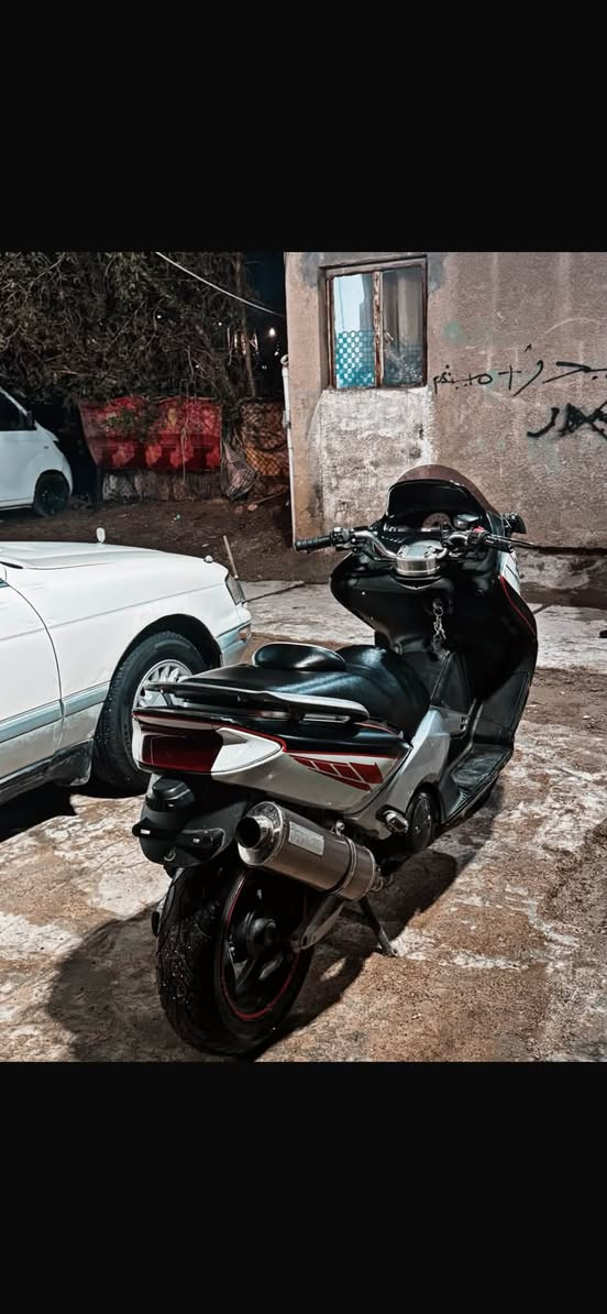 T MAX 
مديل 2007 كابريتر 
دراجه بيه تزويد 
ستيرن رياضي 
كلج مالوسي 
فجوج بريمبو 
ضالنصه افور اصليه 
دراجه مكينه بلاد مكفوله من كلشي
وكفر بلاد اضلي ابيض 
السعر 18 💵
هـ ‭***********‬
