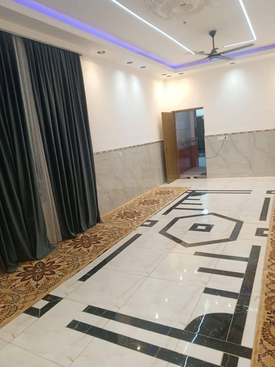 السلام عليكم عندي بيت 200متر واجه20ونزال10 طابو زراعي سند 25 مسجل على طابو صرف  غرفتين نوم 4ونص في 4وستقبال 8ونص في 4المطبخ 4في4  والصاله 4في 6 وحمام داخلي  وصحيات خارجيه.  كربلاء حي الجامعه  جامعة فريحه شارع الجبور   بناء 2024 للاستفسار إلاتصال على الرقم ***********
