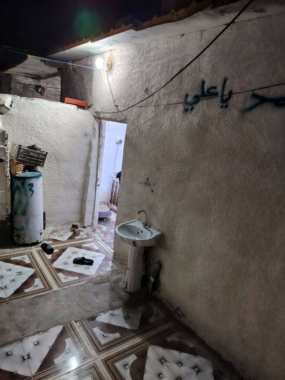 السعر  ب ١٣ وبي مجال  بيت حواسم  للبيع المساحة 150 متر مربع بي غرفتين وصاله ومطبخ   وصحيات  البيت بعده مامعوض    ***********
