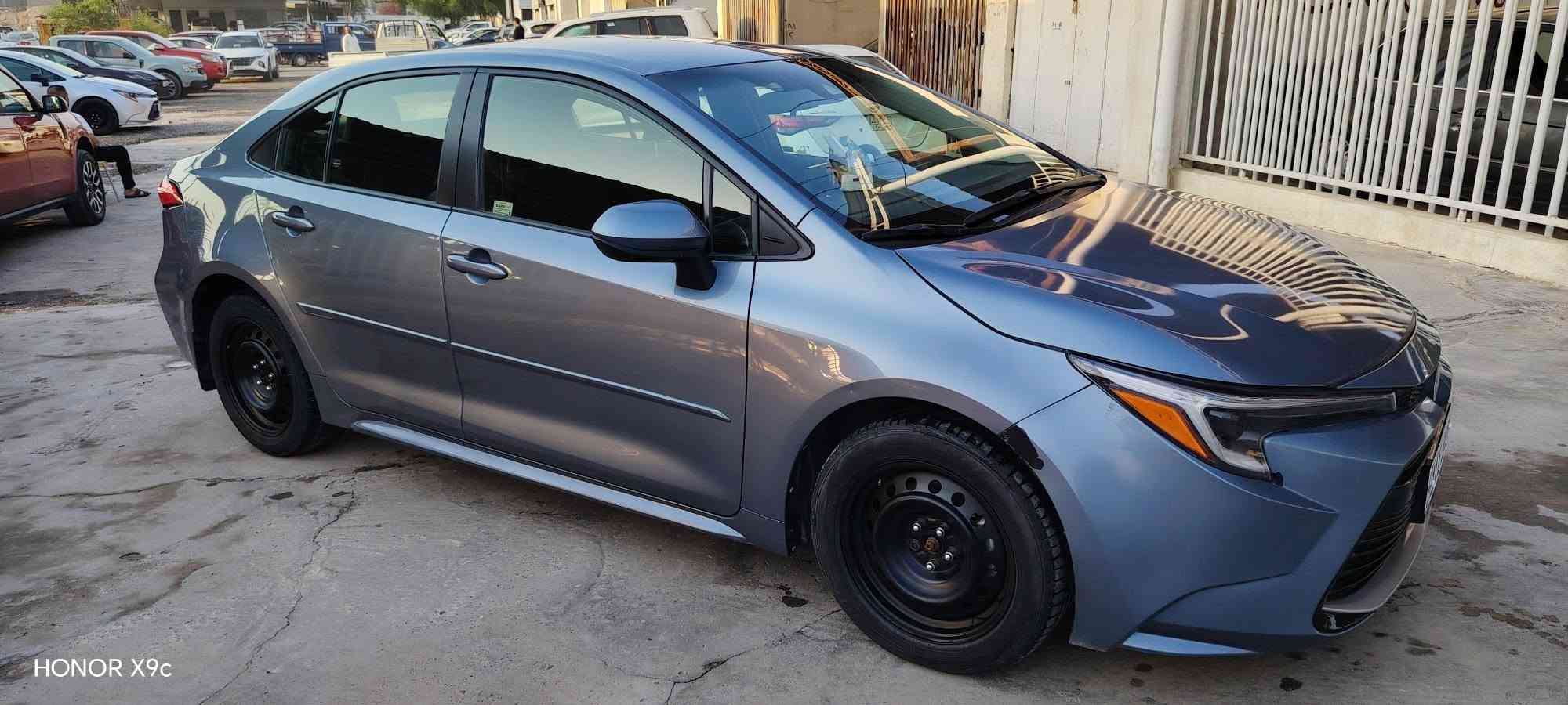 كورلا هايبرد موديل 25 رقم بغداد بسمي هزه وسنويه جديد مواصفات LE محسن بصمه محرك1800 الحادث جاملغ وبنيد فقط ماشيه 10الف بيع او مراوس مكاني سامراءالسعر 139 الشراي يتصل  ***********

نص مكتوب في الصور:
- HONOR X9c