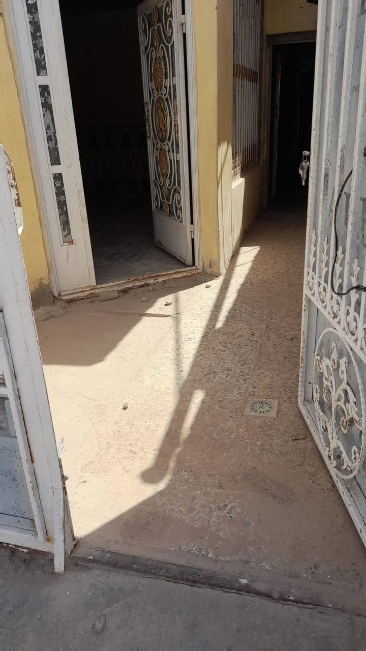 بيت لاجار مباشر من صاحب إدارة شارع المطار القديم قرب مدرسه انوار السجاد لاهليه بي غرف 2وصاله ومطبخ واستقبال اجاره 250 ‏‪***********‬‏
