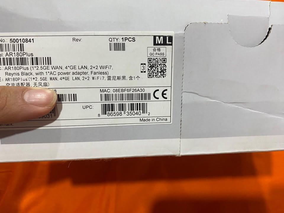 HUAWEI AR180 Plus
للبيع كافة ملحقاته موجودة الجهاز فقط مفحوص
ومشغل ساعات . 
سبب البيع شركة فايبر يكولون فقط راوترات الشركة متوافقة مع بدالاتنا 

السعر 110 قفل مع التوصيل 

 واتساب ***********

نص مكتوب في الصور:
- HUAWEI eKit وصل حديثا راوتر هواوي 7 Wi-Fi Huawei eKitEngine AR180 Plus سرعة خارقة + أداء احترافي للشركات والمنازل المتطورة أهم المميزات سرعة تصل إلى 3600 Mbps (Wi-Fi 7) Dual-Band (2.4GHz + 5GHz) منفذ إنترنت سريع GE WAN 2.5 عدد 4 منافذ LAN Gigabit تغطية قوية وثابتة مع Mesh حماية وأمان عالي (Enterprise Grade) تشغيل صامت بدون مروحة المواصفات استهلاك طاقة منخفض: 7W فقط أقصى استهلاك: 13W يدعم العمل المتواصل بكفاءة عالية تصميم أنيق مناسب للمكتب أو الجدار يتحمل درجات حرارة من 0 إلى 40C مثالي لـ: الكافيهات الشركات والمكاتب الاستخدام المنزلي المتقدم الشبكات الكبيرة 3600 سرعة تصل إلي Mbps Wi-Fi 7 Dual-Band (2.4GHz + 5GHz) 1 x 2.5GE WAN 4 x GE LAN