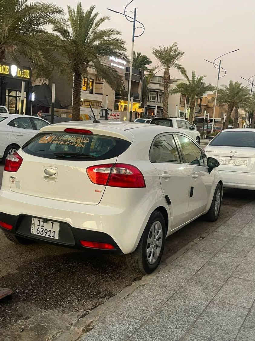 مرحبا شباب 
كيا ريو هاتشباك موديل 15 
سياره كدام عينك نضيف كلش كلش نضيفه 
مابيه حادث جاي بدون دعامية يعني كلين 
وارد امريكا 
السياره برغي مابيه نقص 
كلشي ع وضع الشركة 
ماشيه 46 الف حقيقي يعني زيرو 
السياره ب98 وبيه مجال مكانه بغداد المنصور 
***********
