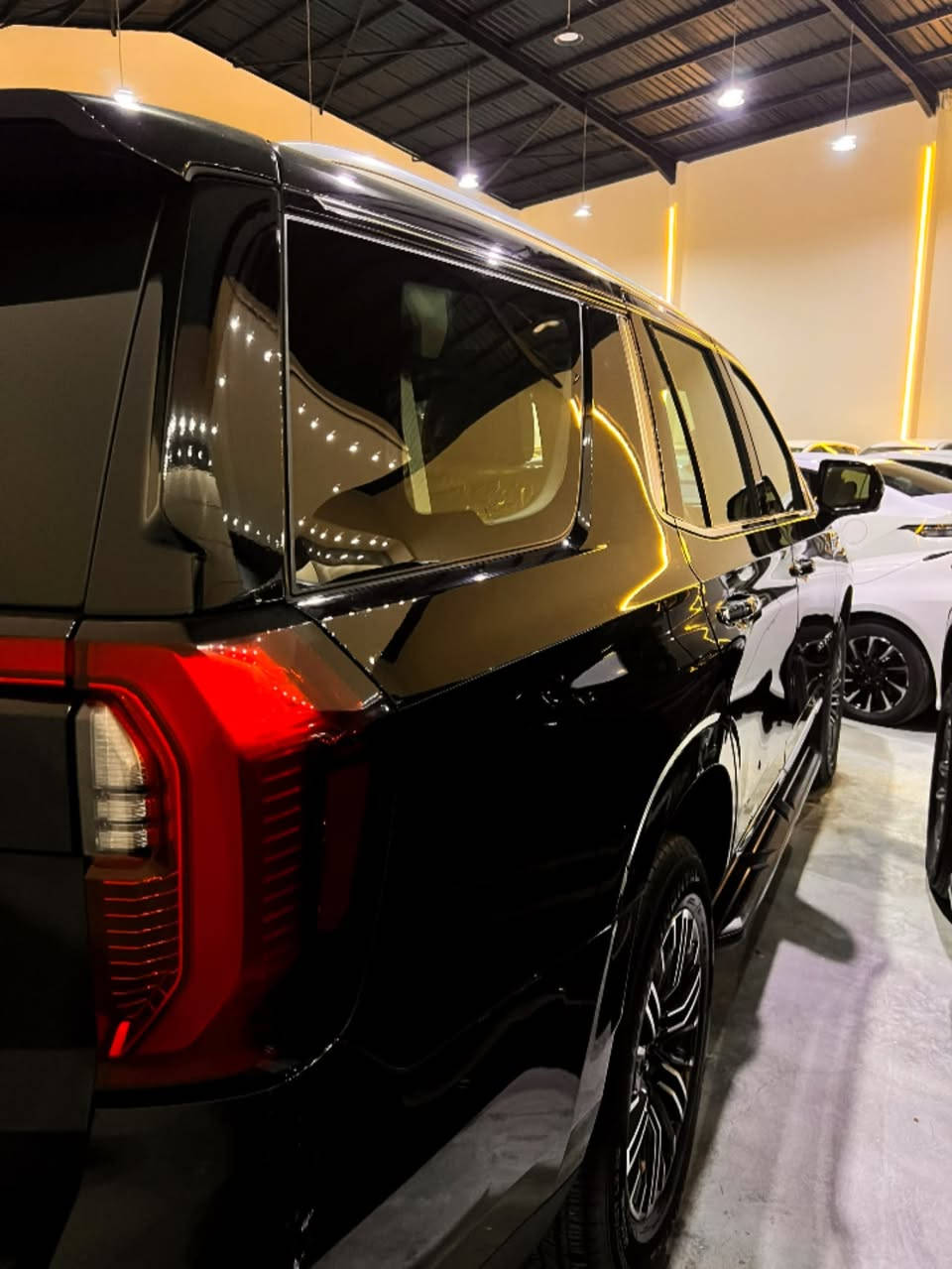 GMS YUKON ELEVAlON 2025 وكالة
ppfالمنصور بعدها بلضمان ومغلفه

*مكفولة كفالة عامة عدا ملاحضتين موضحه في الصور
الباقي مكفول وها السيارة ما بيها ولا قطعة دبل كود
 
مواصفاتها 
رادارت امامي و خلفي وجانبي 
5 كامرات 
شاشة كبيرة
بصمة
دخول ذكي وتشغيل ذكي
عدادات ديجيتل
داخل جلد ابيض 
كراسي كهرباء 
جنطة كهرباء
كير تعليك
مري شفط
ثلاجة وسطية
شاحن وايرلس
وبيها بعد هواي مواصفات
مكاني بغداد المعارض

بيع ومراوس وشراء

***********
