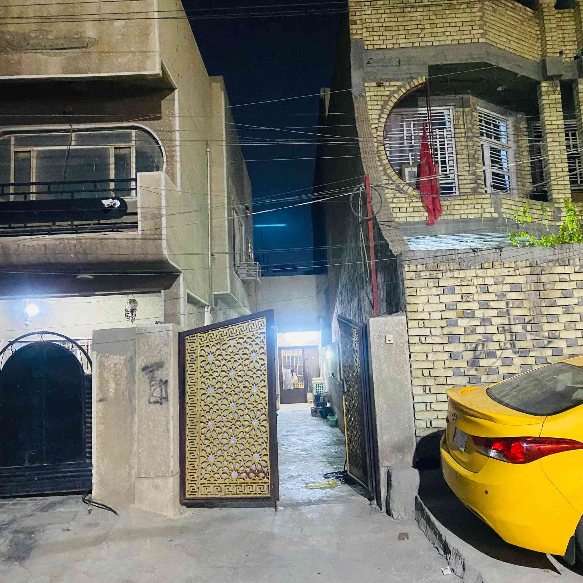 بيت للبيع منطقه البلديات طابو ملك صرف مساحته 238 ونص
طابق واحد بحاله جيده كونكريت بسعر ارض 
واجه 3 متر ينزل تقريبا 11 متر وبعدين يفتح 12 متر
نزاله 30 
يحتوي على 
مطبخ
هول جلسه معيشه
غرفتين نوم وحده منهن بيهن سويت
خدمات w.c وحمام 
ترك خلفي 
 السعر 390 مليون قابل للتفاوض 
الاتصال *********** بغداد, العراق
