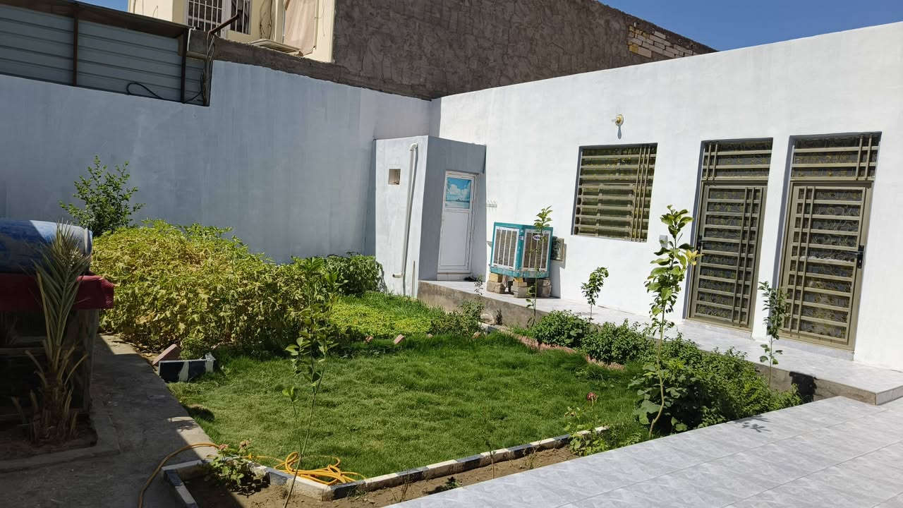 سلام عليكم  250متر للبيع اساس صب كونكريت بناء بلوك وعكاده يحتوي على غرفتين او صاله وستقبال ارضيه بورسلين سقوف ثانويه شارع المطار جديد بشارع علكم بشارع حاتم الخير نهايت المقرنص   سعر 68 او بي مجال ***********
