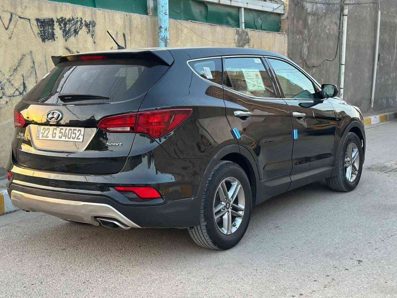 السلام عليكم سانتا في ٢٠١٨ وارد امريكي ماشيه ٩٦ ميل رقم أربيل السياره حادثه بنيد مصلح نفسه وموضح بالصور وبيها تبديل باب خلف السائق قبل فتره انضرب عندي وهم موضح بالصور والباب القديم موجود السعر المطلوب ١٣٧ ورقه تلفون ***********

