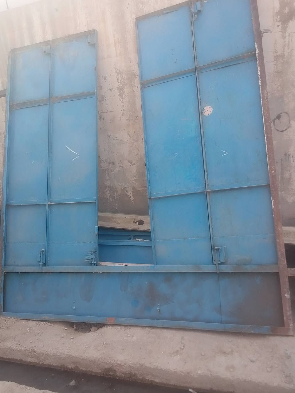 باب محل • نضيف • للبيع
