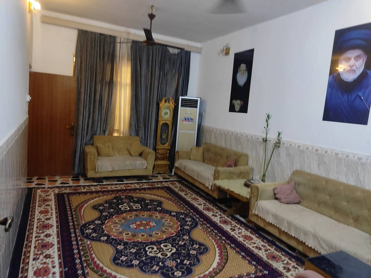 السلام عليكم دار طابو صرف المساحه 200 متر بداية العراضات قرب الاربع سايدات مقابل مركز الجوادين بناء 2016
يتكون البناء كراج سيارة حديقه مناور عدد 2 غرفتين مطبخ استقبال صاله طابق اول وصاله طابق ثاني صحيات عدد2 خارجيه وداخليه للاستفسار  رقم صاحب الدار أو متواجد عل فيس
***********

