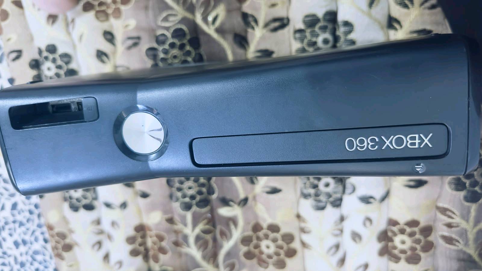 إكس بوكس 360معه كامل ملحقاته ويه هارد بي 38لعبة وقراند مهكره ومع موصل اصلي ويدين يده وحده تفصل ومحوله والسعر 135