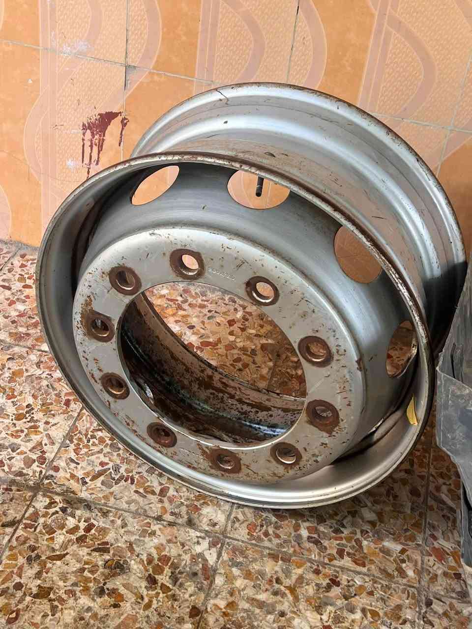 السلام عليكم ويل حجم ٢٢ونص نضيف وجمغلات الفينيه المكان العماره***********
