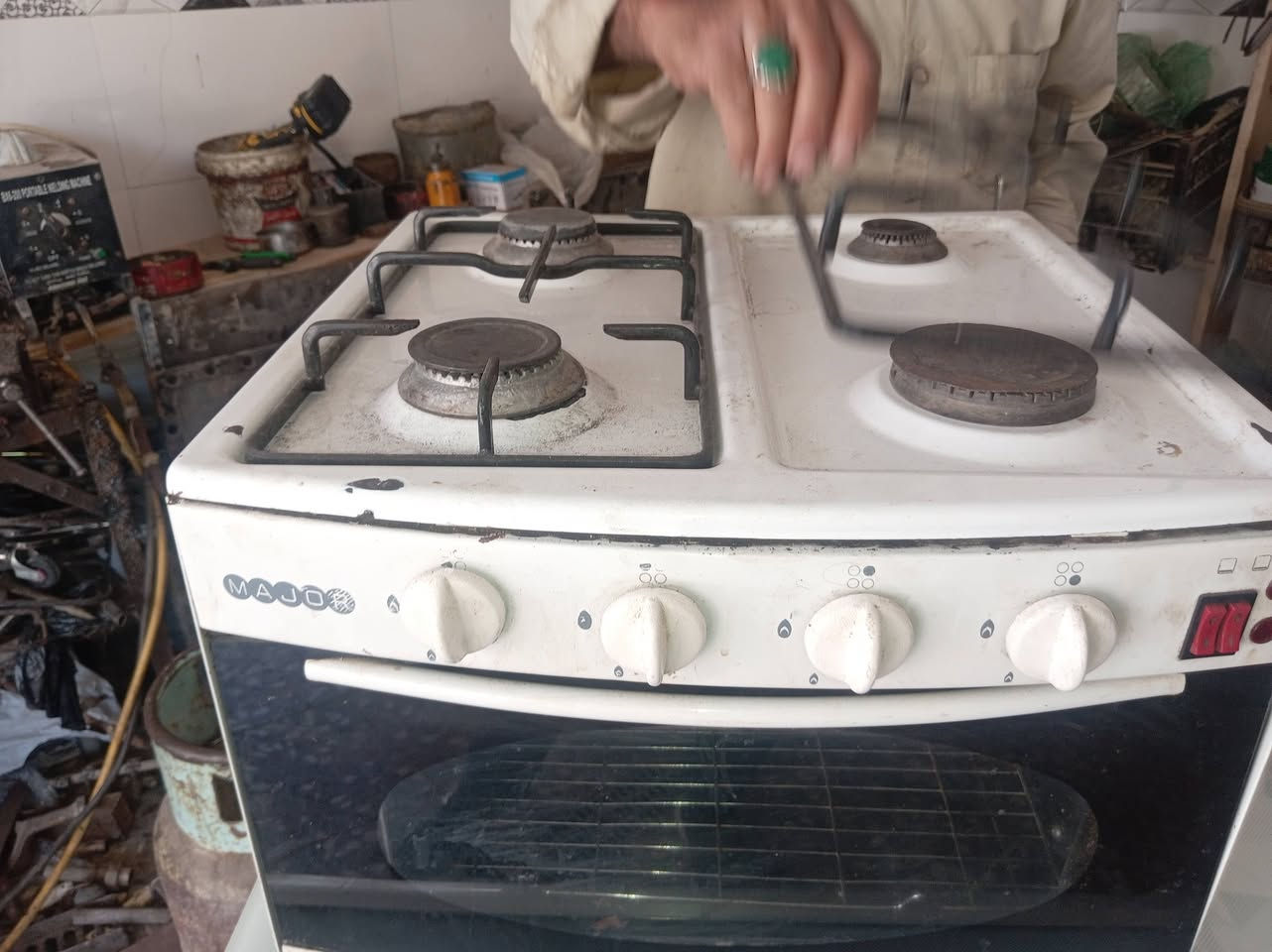 طباخ صغير 60+60 نار  زركه والفرن كهربائي كله شغال ***********

