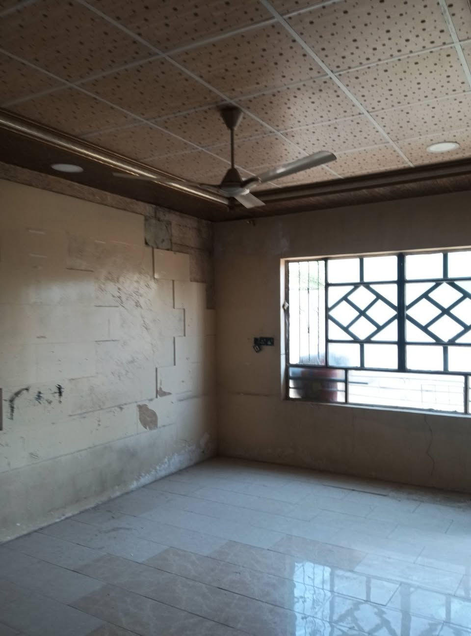 سلام عليكم بيت للايجار حي ري خلف السايلو القديم يحتوي على(صاله +هول+مطبخ+غرفه+مجمع صحيات.)
للاستفسار ***********
شارع تبليط مي مجاري  وخدمات كامله
