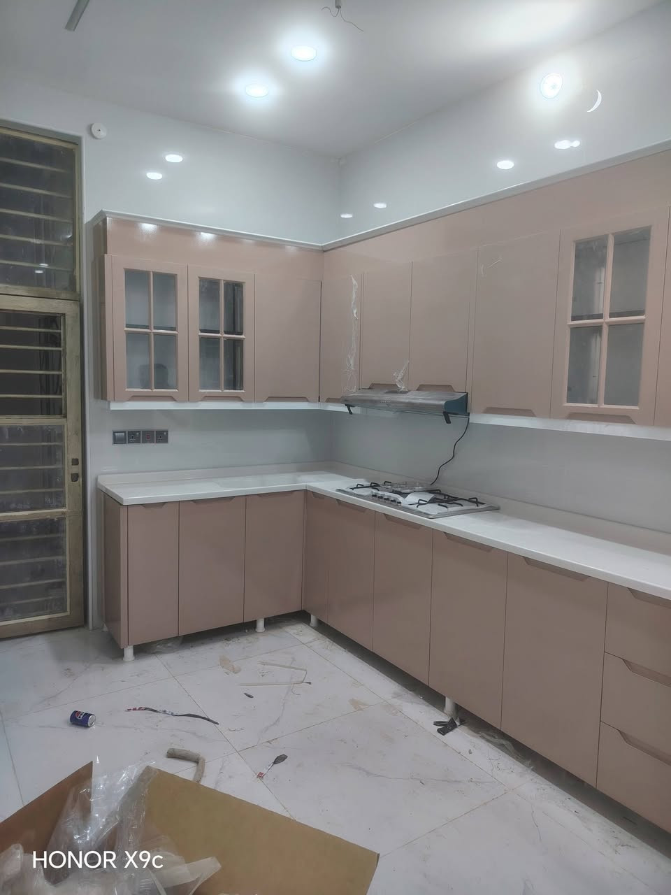 من ضمن عملنا اليوم تم تنصيب كاونتر داخل الامنيوم وخارج ابواب Hdf احد زبائن ويدللون علينه عمي طيب مجهد الشمري  واخ كرار الشمري بالخير عليكم...في حي البكر في السده  الهنديه...
​✨ لمسة فخامة لبيتك... مطبخ الأحلام أصبح حقيقة! ✨
​نعرض لكم أحدث أعمالنا في تنصيب كاونترات المطابخ الحديثة:
تم استخدام خامة الـ HDF باللون الكشميري/البيج الهادئ، مع سطح مرمر أبيض ناصع يعطي اتساعاً وإضاءة للمطبخ.  
​📐 تفاصيل التصميم:
✔️ تصميم على شكل حرف (L) للاستغلال الأمثل للمساحات.
✔️ دمج الطباخ السطحي والمفرغة بشكل مدمج وأنيق.
✔️ إنارة مخفية تحت الكابينات العليا لمظهر عصري ورؤية مريحة أثناء العمل.
✔️ دقة متناهية في التثبيت والإنهاء (التشطيب) النهائي.  
​📞 تواصل معنا الآن وحول مطبخك لأجمل لوحة:
📱 الهاتف: [*********** !

نص مكتوب في الصور:
- HONOR X9c