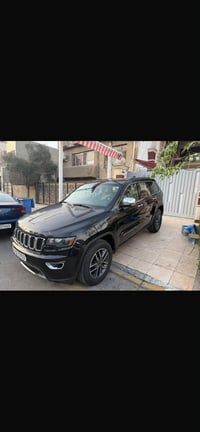 للبيع جيب 2020 شيروكي فول مواصفات  رقم بغداد باسمي  ماشيه 77 الف حادثه...