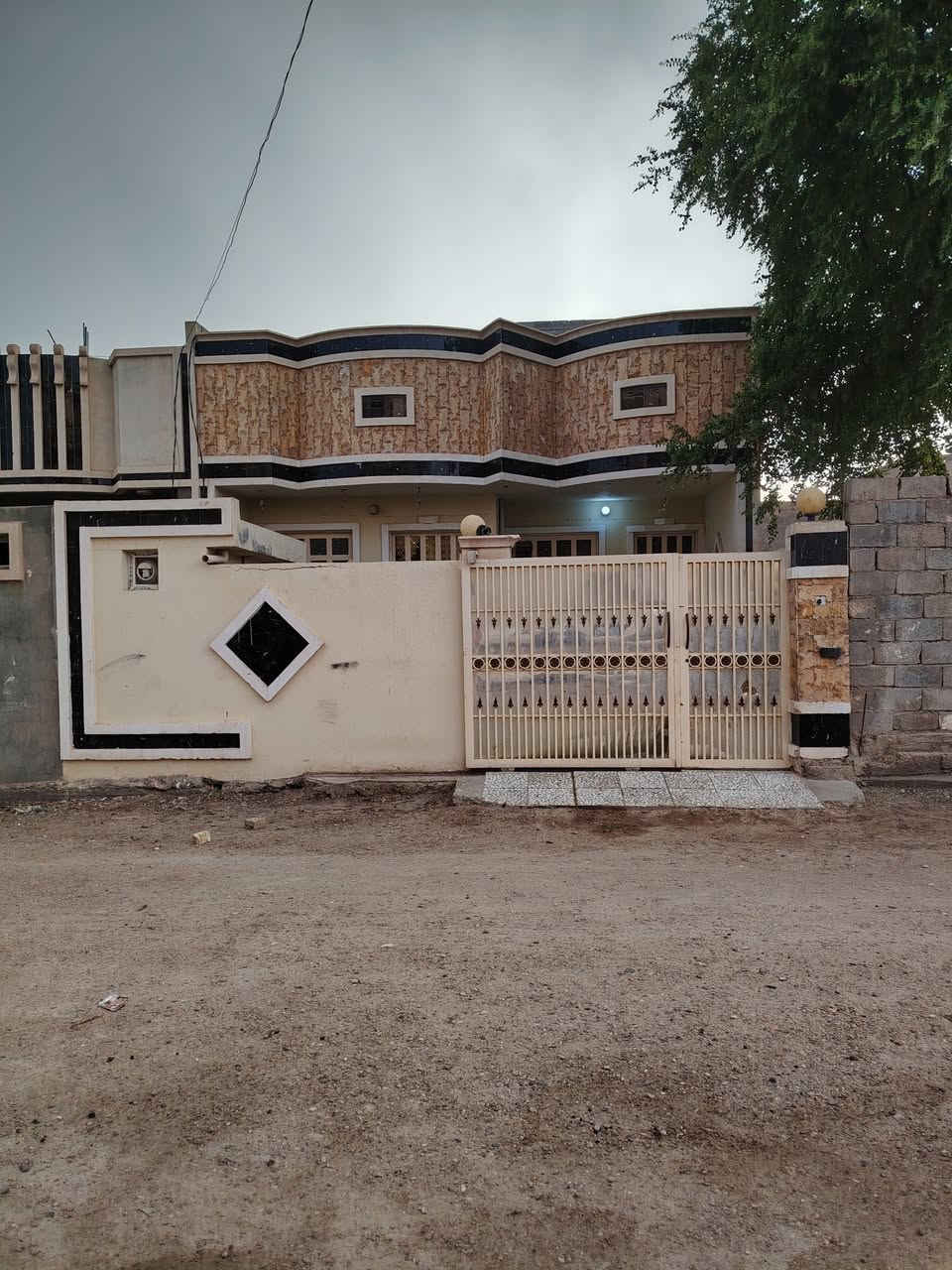 بيت للإيجار • حي الشهداء الثانية الجمعة • قريب الشارع العام