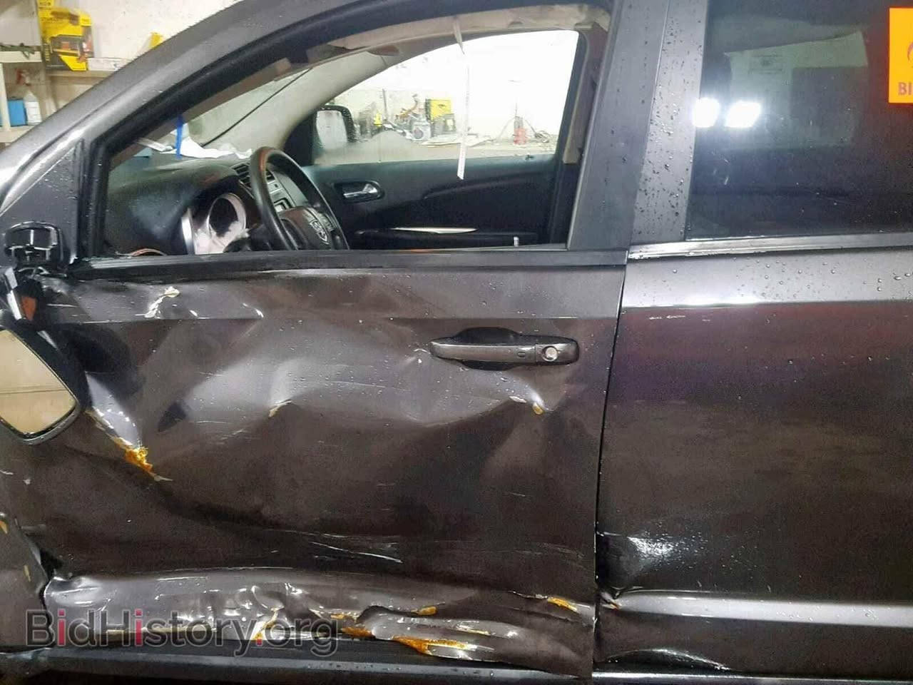 بيع مستعجل سيارة دوج جورني (Dodge Journey) موديل 2017 للبيع
المواصفات والتفاصيل:
 * النوع والموديل: دوج جورني (Dodge Journey)
 * سنة الصنع: 2017
 * المحرك: 4 سلندر (المحرك والكير مكفولان وبحالة ممتازة)
 * السعة: 7 راكب (عائلية)
 * الفئة: مواصفات عادية
 * المسافة المقطوعة: 185,000 كم
 * التبريد: تبريد 3 قطع (أداء ممتاز)
حالة البودي والتقرير (مرفق السونار وصور الحادث الأمريكي):
 * جاملغ صبغ
 * باب متبدل
 * ملاحظة: صور الحادث الأمريكي وتقرير السونار الجديد مرفقة مع المنشور للمصداقية والشفافية الكاملة.
الأوراق والموقف القانوني:
 * رقم سليمانية، جاهزة للتحويل مباشرةً
المكان والسعر:
 * الموقع: ميسان - العمارة
 * السعر: 11.200 دولار (قابل للتفاوض البسيط)
للإتصال والتواصل: [***********]

نص مكتوب في الصور:
- BidHistory.org
