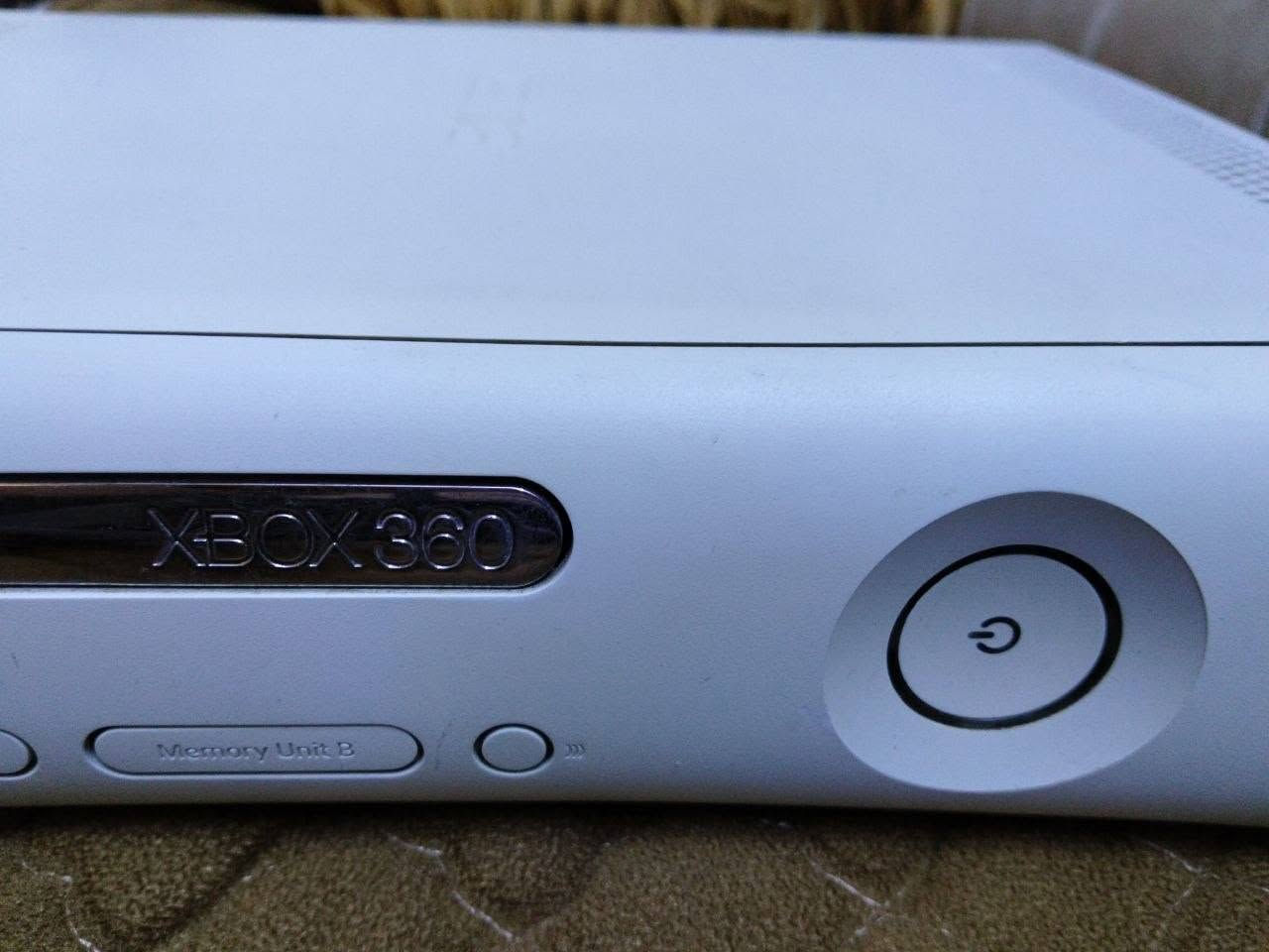 XBOX 360 نظيف بدون ضرر مع يدتان في الموصل للتواصل والاستفسار عبر الرقم ***********
