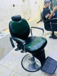 كرسي حلاقه مستعمل قليل رقم لهاتف 07702279893مكان بغداد المعامل الحسيني...