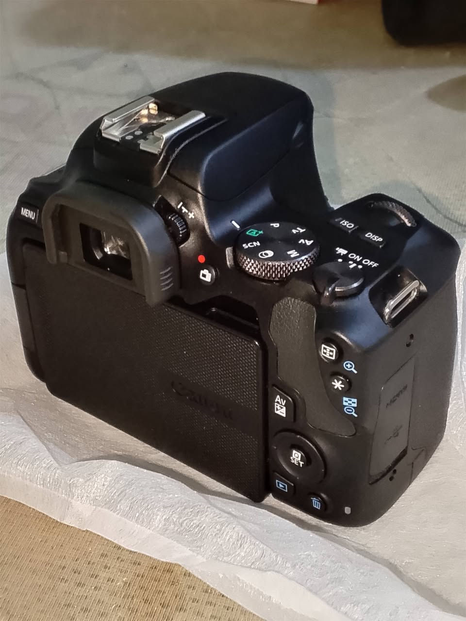 السلام عليكم
للبيع كاميرا Canon 250d غنية عن التعريف كلهة تعرفة افضل كاميرا مقابل سعر
الكاميرا اخت الجديد فقط اوبن بوكس استعمال خفيف جدا جدا 
النضافة ١٠٠٪
مثل ما وضح بل صور وفيديو 
الكاميرا والعدسة والحزام الكاميرا والشاحنه كاملة والكتلوكات
وايضا أبيعك وياهة
فلتر حماية للعدسة
ولزگة حماية للكاميرا 
وحماية للكاميرا جلاتين اسود
وجنطة وحزامهة حلوة
ورام ١٢٨ من Lexar سريع جدا غني عن التعريف 
وتحويلة للتلفون أو الحاسبة ومدخل رام
مثل ما موجود جوة شوف بعينك وشرط الفحص وانطيك ضمان
مواصفات الكاميرا قوية جداً 
4K
60fps
24M
AF 
الشاشة لمس قلاب تدعم الواي فاي والبلوتوث 
السعر كامل مع جميع الملحقات 950 الف 
مكاني كربلاء المقدسة للتواصل فقط واتساب أو اتصال 
***********
وشكرا ❤️🌹
