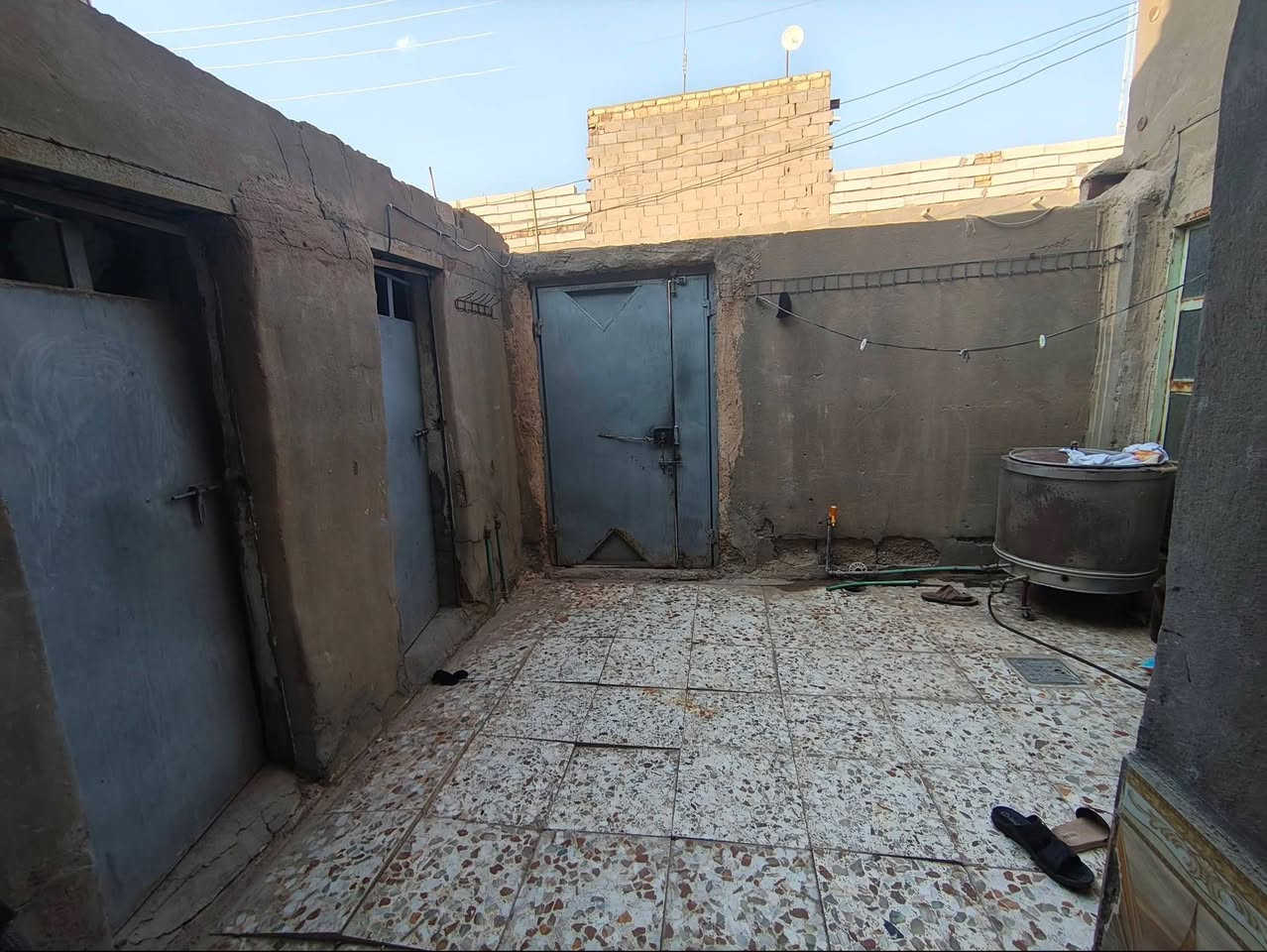بيت للبيع 100 متر مربع زراعي مشمول بالتطويب غرفة وصالة وبراني ومطبخ ومخزن 2 فوك وجوه وصحيات خارجية 

بستان الخزاعل مقابل مطعم سيد كاظم مجاور بيت علي
حياوي المؤذن
***********
