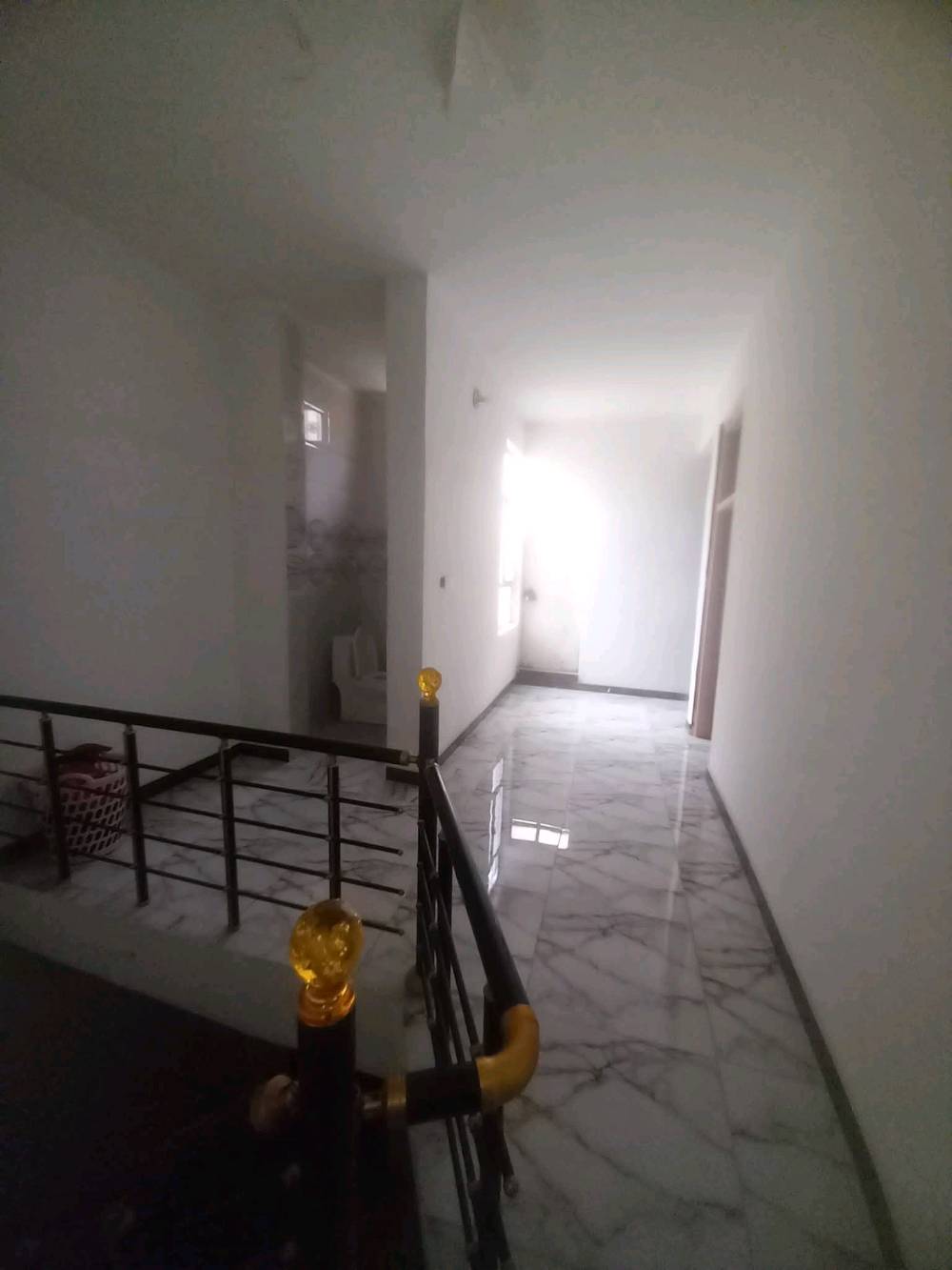 🏠 بيت للبيع – الزعفرانية

📐 المساحة: 100 متر مربع
🏢 طابقين

🔹 الطابق الأول:
• غرفة
• مطبخ
• استقبال
• هول
• صحيات

🔹 الطابق الثاني:
• غرفتين نوم
• هول
• صحيات
• مخزن

📜 السند: زراعي – سند 25
💰 السعر: 80 مليون

📍 العنوان: بغداد – الزعفرانية، نهاية شارع الكهرباء، شارع المختار الثقفي

📞 للاستفسار والاتصال:
***********
البيت شكد عمره تقريباً؟ وهل بيه أي ترميمات أو شغل سابق لازم ينذكر بالمواصفات؟: 
بناء 2023 نقصه فقط واجها
عدادات وخدمات الدار شلون وضعها هسه: كهرباء، مي، صرف صحي، وكلشي شغال لو لا؟: 
كامل من الماء والكهرباء والمجاري
العنوان دقيق أكثر وين بالضبط بالزعفرانية؟ وإذا تحب تضيف معلم قريب حتى يسهل على الزبون يوصل.: 
نهايه شارع الكهرباء شارع المختار الثقفي الفرع السادس مجاور اسواق نمبر ون
السعر قابل للمفاوضة لو ثابت؟ وتفضل البيع كاش لو أكو مجال للتقسيط/التسهيل؟: 
قابل للتفاوض 