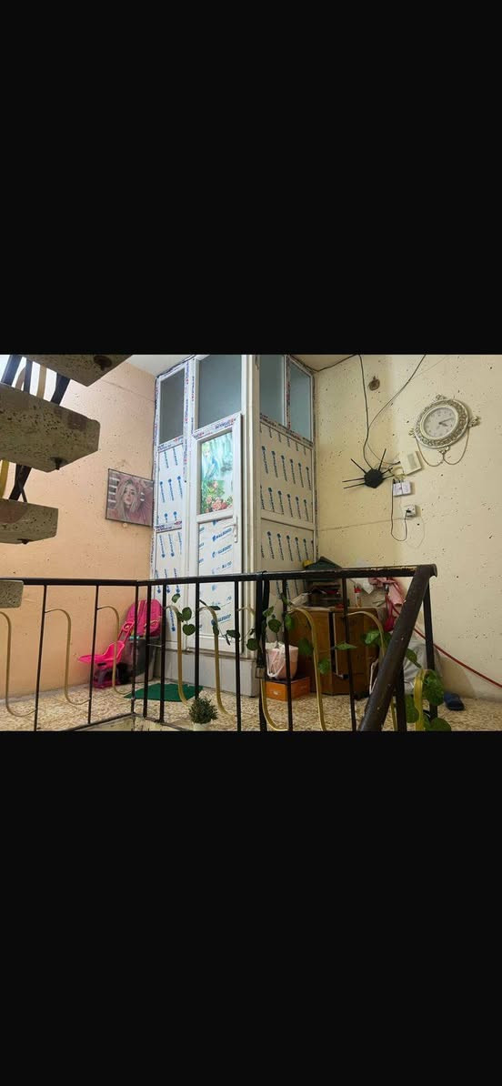 طابقين عكادة نضيف
الطاب الاول صاله حولي مطبخ +خدمات
طابق الثاني غرفتين نوم #خدمات
الواجه4
النزال12.5
المساحه 50 متر 
للاستفسار ***********
