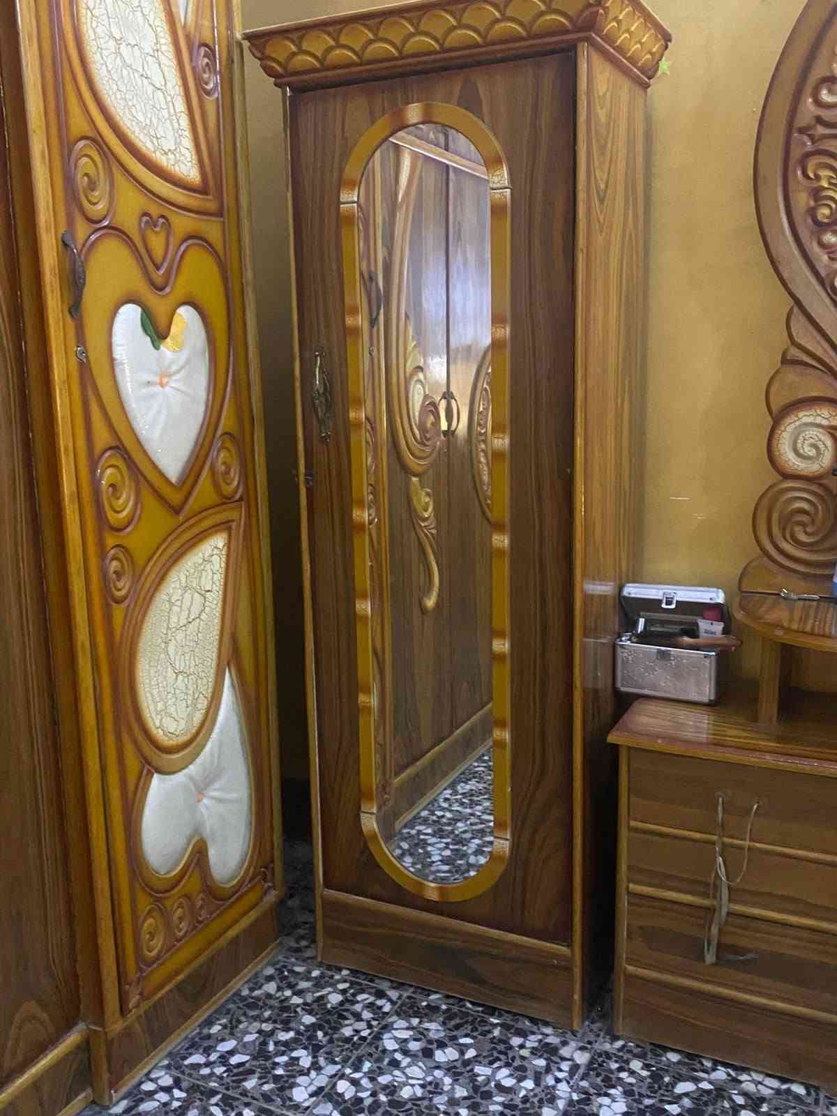 السلام عليكم ورحمة الله وبركاته غرفة نوم للبيع نضيفة جدا جدا خشب عراقي أصيلة سعرها 600الف او بيها مجال
